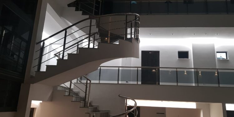 Ngjarja e çuditshme në Ksamil, shoku e plagosi me armë brenda dhomës së hotelit, kur shkoi në spital refuzoi të tregonte çfarë ndodhi (VIDEO)