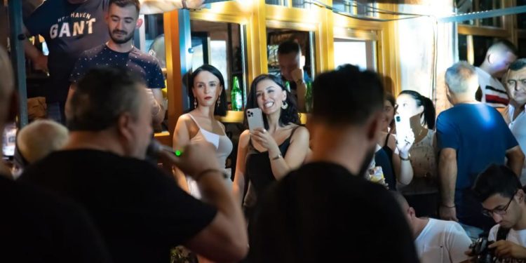 Të gjithë shkojnë në Gjirokastër, shihni çfarë ndodh në Pazar gjatë fundjavave (FOTO)