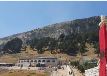 Nis pelegrinazhi në Malin e Tomorrit, mijëra qytetarë nga e gjithë bota shkojnë për nderim (FOTO)