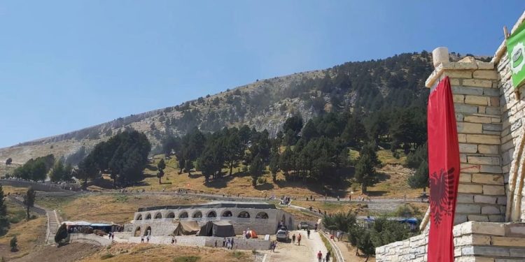 Nis pelegrinazhi në Malin e Tomorrit, mijëra qytetarë nga e gjithë bota shkojnë për nderim (FOTO)