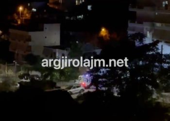 VIDEO/ Momenti kur mbërrin me autoambulancë në spitalin e Sarandës i plagosuri në Ksamil
