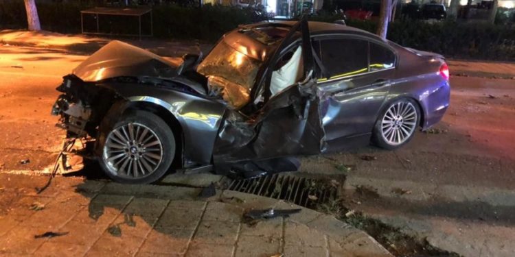 Aksident i frikshëm në Ksamil, shoferi në gjendje të rëndë dërgohet në Tiranë (FOTO)