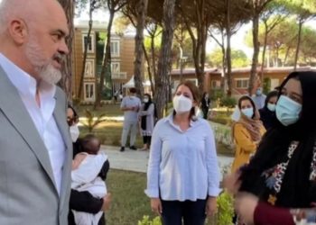 Rama viziton afganët në Durrës: Tani filloni të mësoni shqip (VIDEO)