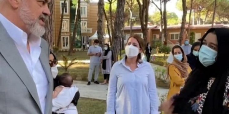 Rama viziton afganët në Durrës: Tani filloni të mësoni shqip (VIDEO)