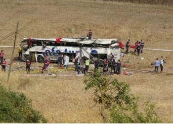Turqi/ Autobusi humb kontrollin dhe del nga rruga, 15 të vdekur dhe 17 të plagosur