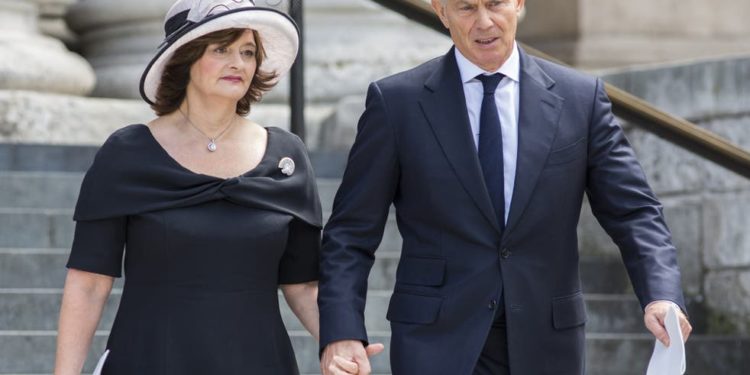 Ish-kryeministri britanik vjen në Sarandë, drekon me gruan në një restorant pranë detit (FOTO)