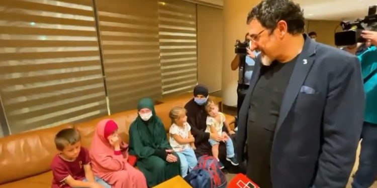 Riatdhesimi i 19 personave nga Siria, momenti kur ministri Çuçi i takon në aeroportin e Libanit (VIDEO)