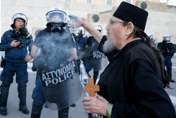 Tym e flakë në Athinë, protesta kundër vaksinimit të detyrueshëm, policia shpërndan turmën me gaz lotsjellës (FOTO)