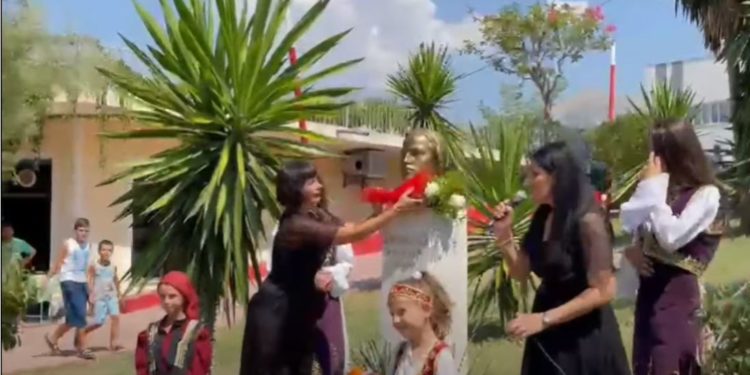 Tana e filmit me Gjinon ‘rikthehet’ në Delvinë, e ndjera Hajrie Rondo nderohet në qytetin e lindjes