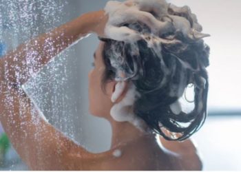 Gabimet që duhet të shmangni kur lani flokët