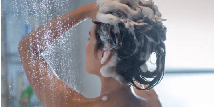 Gabimet që duhet të shmangni kur lani flokët