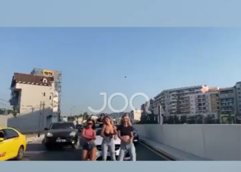 Çmenduri në Tiranë, 3 vajza bllokojnë rrugën në ‘Astir’ për video në Tik Tok. Shihni pamjet