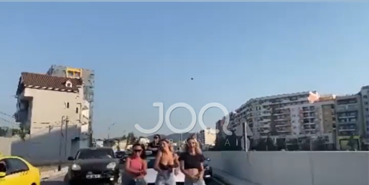Çmenduri në Tiranë, 3 vajza bllokojnë rrugën në ‘Astir’ për video në Tik Tok. Shihni pamjet