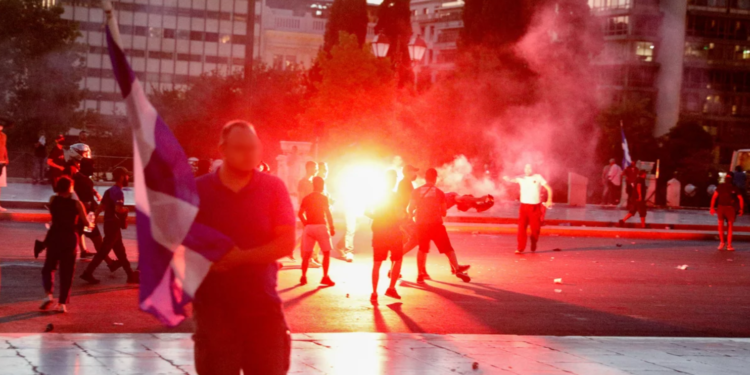 Tym e flakë në Athinë, protesta kundër vaksinimit të detyrueshëm, policia shpërndan turmën me gaz lotsjellës (FOTO)