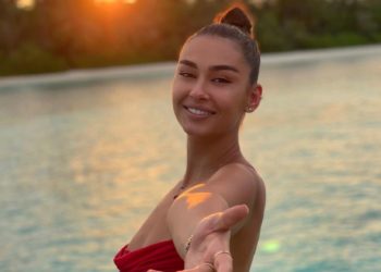 Modelja shqiptare vaksinohet kundër Covid: Për 5 minutat e ardhshme, babai im do mendojë se jam vajza më e zgjuar