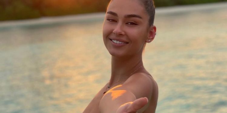 Modelja shqiptare vaksinohet kundër Covid: Për 5 minutat e ardhshme, babai im do mendojë se jam vajza më e zgjuar