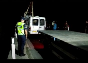 Nxirret nga gremina furgoni ku humbën jetën 5 persona (FOTO)