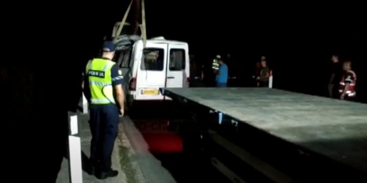 Nxirret nga gremina furgoni ku humbën jetën 5 persona (FOTO)