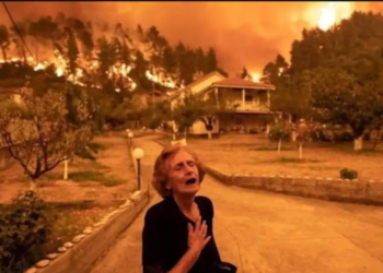 Greqia në flakë, foto e së moshuarës bëhet virale në rrjet