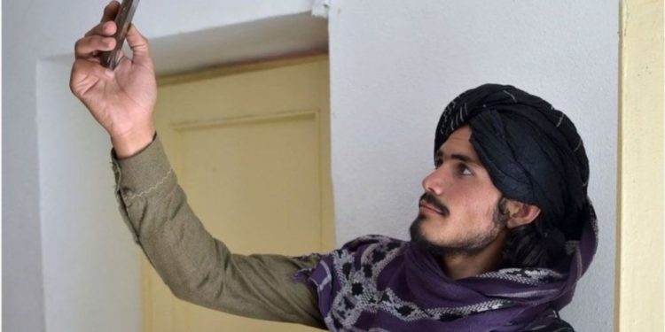 Facebook ndalon të gjitha përmbajtjet e lidhura me talebanët