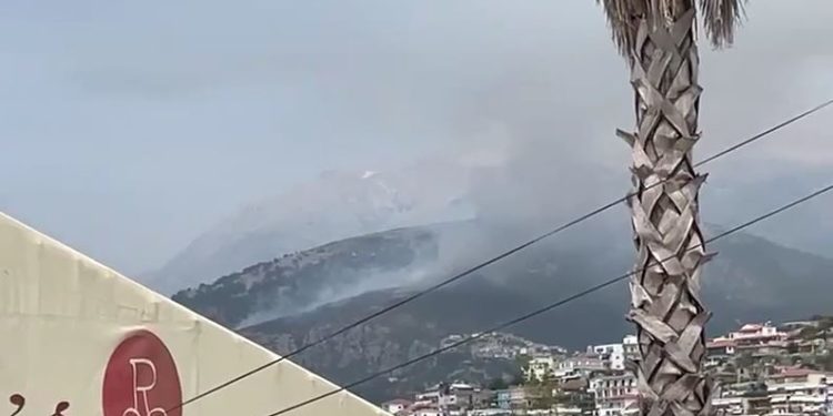 Vatër e madhe zjarri edhe në Himarë (VIDEO)