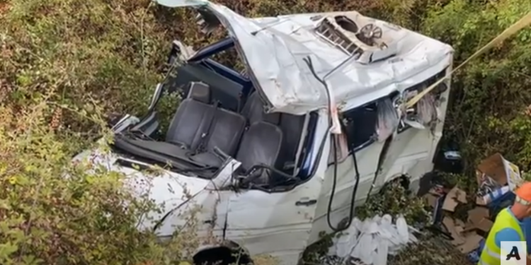 Pamje të frikshme/ Shihni si duket furgoni pas aksidentit ku humbën jetën 5 persona (VIDEO)
