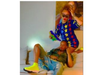 Biznesmeni gay nga Tepelena prezanton të dashurin: Me çokollatën time… (VIDEO)