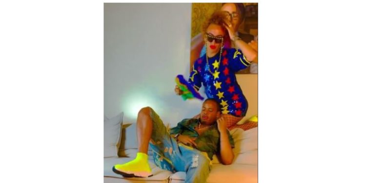 Biznesmeni gay nga Tepelena prezanton të dashurin: Me çokollatën time… (VIDEO)