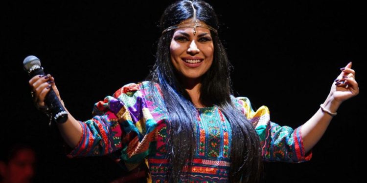 Këngëtarja e njohur lë Afganistanin me aeroplan ushtarak, si duket pa “make-up” dhe me maskë (FOTO)