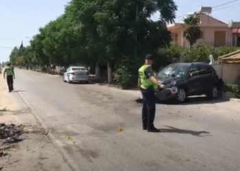 Aksidenti i frikshëm, makinat përplasen kokë më kokë, 6 persona përfundojnë në spital (VIDEO)