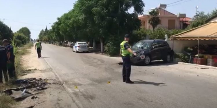 Aksidenti i frikshëm, makinat përplasen kokë më kokë, 6 persona përfundojnë në spital (VIDEO)