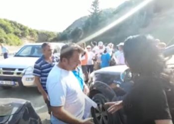 “Kurrë mos e pifshim! Helm na qoftë!”, Banorët protestojnë për mungesën e ujit në Berat: Turp i madh për shtetin. Nuk e duam fare ujin, duam viza për Amerikë (VIDEO)