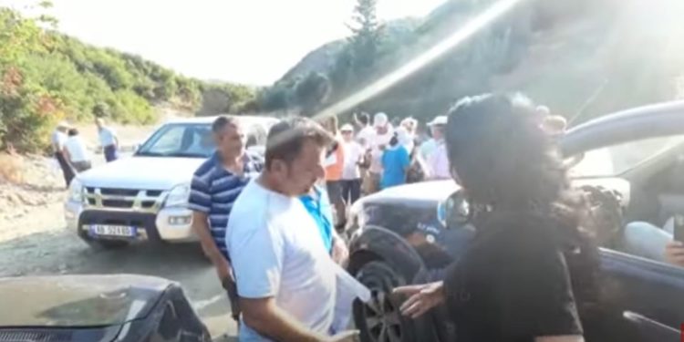 “Kurrë mos e pifshim! Helm na qoftë!”, Banorët protestojnë për mungesën e ujit në Berat: Turp i madh për shtetin. Nuk e duam fare ujin, duam viza për Amerikë (VIDEO)