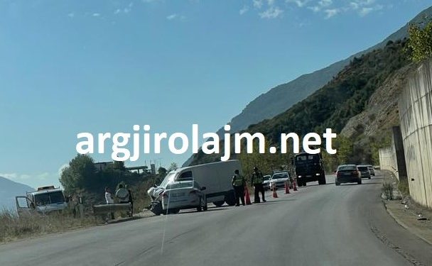 Aksident në rrugën Gjirokastër-Tepelenë, përplasen ‘kokë më kokë’ dy makina
