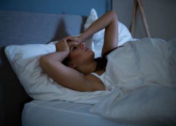 Nëse nuk flini dot nga vapa, bëni këto dy gjëra çdo natë para gjumit