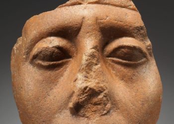 Përse shumë statuja egjiptiane kanë hundë të thyer ?