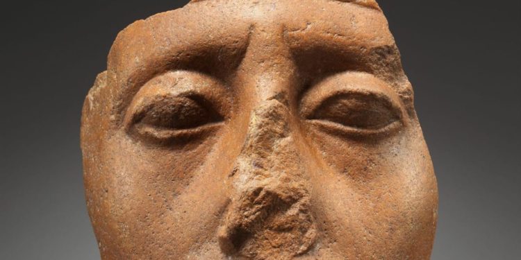 Përse shumë statuja egjiptiane kanë hundë të thyer ?