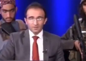 Debati televiziv në Afganistan, drejtuesi i emisionit i rrethuar nga talebanët me kallashnikovë
