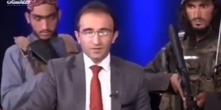 Debati televiziv në Afganistan, drejtuesi i emisionit i rrethuar nga talebanët me kallashnikovë
