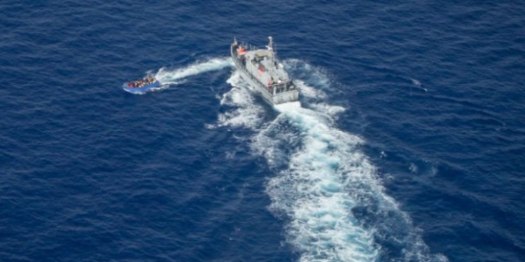 Tentoi të kalonte Mesdheun, shpëtohet anija me 700 emigrantë