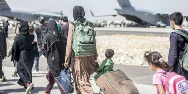 Frikë për sulme terroriste në aeroportin e Kabulit