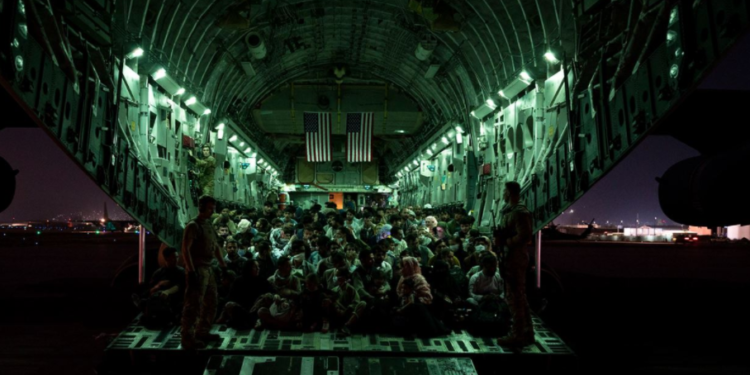 Shtëpia e Bardhë: Kemi evakuuar të paktën 12 500 njerëz nga Afganistani në 24 orë