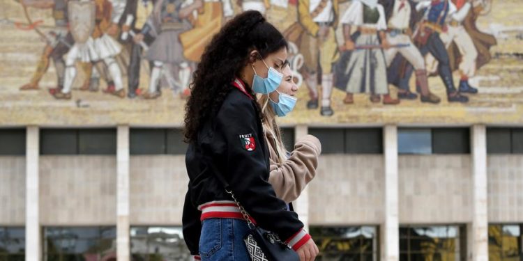 Shqipëria në pritje të valës tjetër: Profesionet që duhet të provojnë që nuk janë të infektuar me COVID për të ruajtur vendin e punës