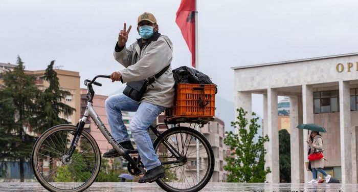 DW: Si po përhapet me shpejtësi varianti “Delta” në Shqipëri