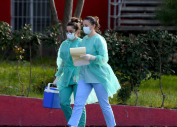 Covid ‘mbërthen’ sërish Shqipërinë, 451 raste të reja, dy jetë të humbura (Harta)