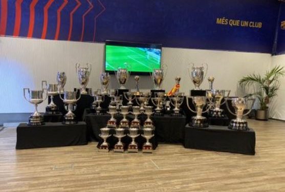 Video/ Barcelona ngre podium mahnitës me trofetë e fituar nga Messi
