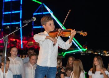 Njihuni me Martinin, talenti nga Saranda që argëton turistët me violinën e tij (VIDEO)