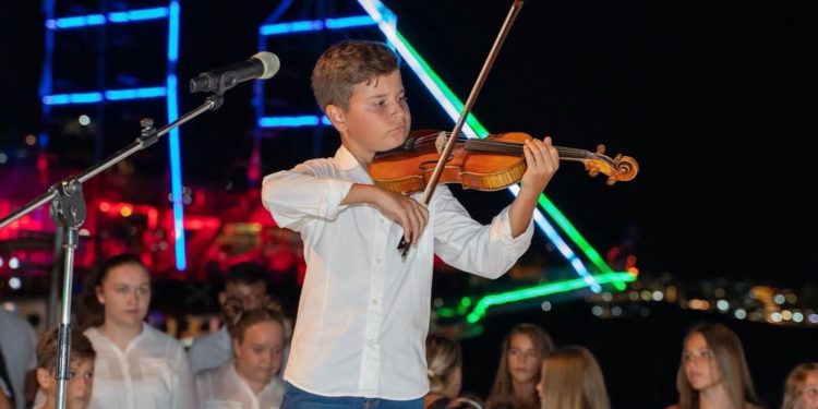 Njihuni me Martinin, talenti nga Saranda që argëton turistët me violinën e tij (VIDEO)