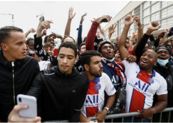 Messi në Paris për të nënshkruar kontratën me PSG-në, mijëra tifozë e presin në aeroport