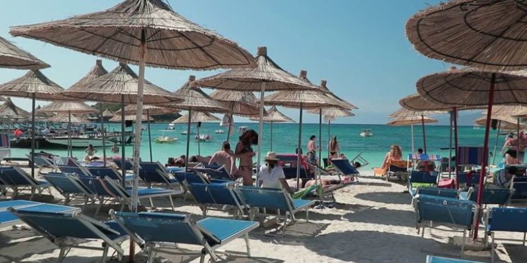 Media franceze për Shqipërinë: Deti është si në Maldive (VIDEO)